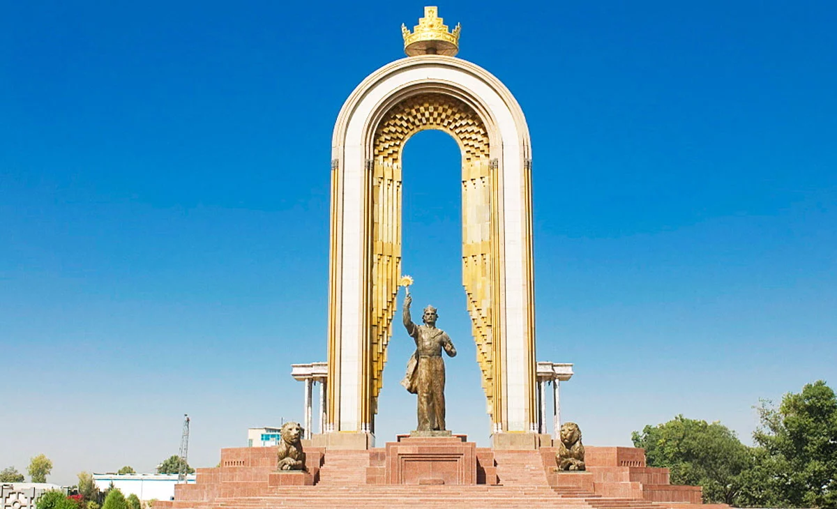 行程-塔吉克-薩曼尼紀念銅像