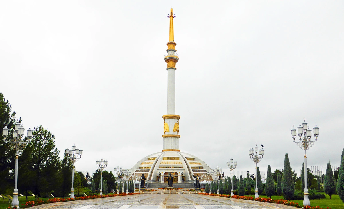 行程-烏茲別克、土庫曼2國精選12天-《土庫曼斯坦獨立紀念碑》Turkmenistan Independence Monument